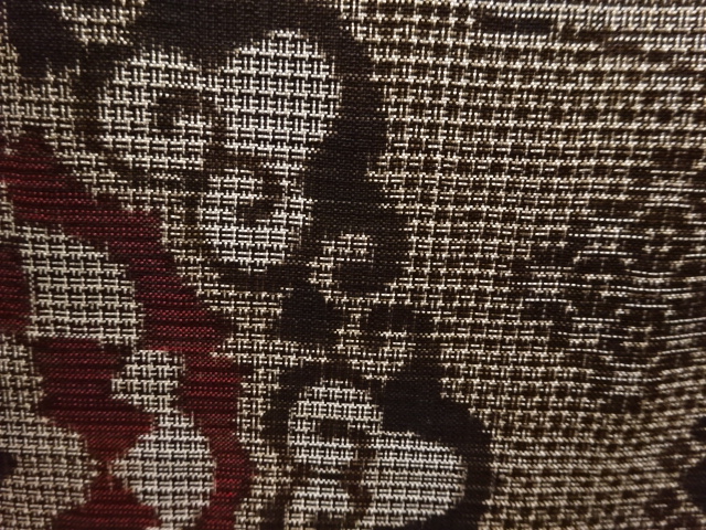 アンティーク　華紋織出し本場泥大島紬着物（割り込み絣）